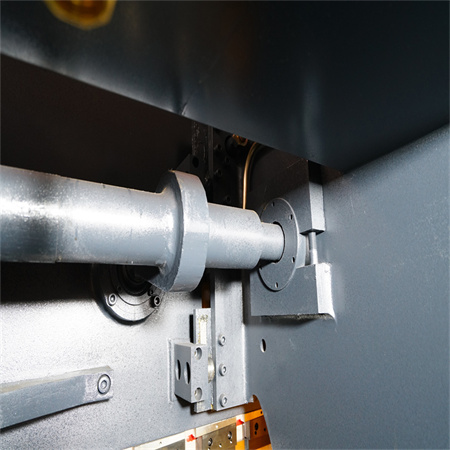 Macchina automatica per la produzione di reti metalliche a gancio per recinzione a catena