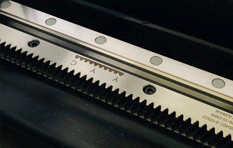 Macchina da taglio laser a fibra 3015 per il taglio ad alta velocità di materiali metallici da 1 a 6 mm