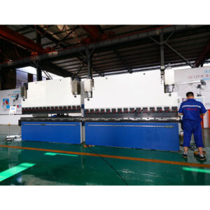 Freno della pressa idraulica di CNC della macchina piegatubi della lamiera di acciaio da 63 tonnellate per la lavorazione dei metalli